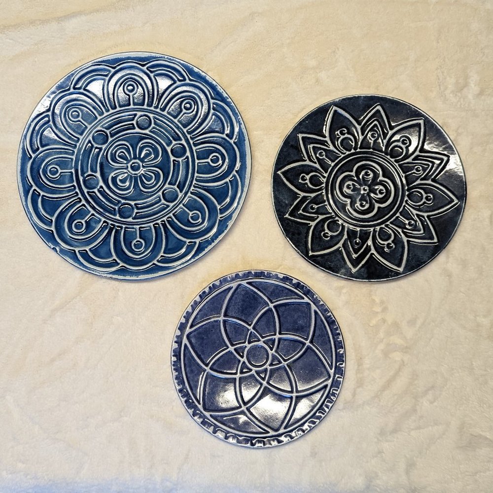 Set of 3 Blue Plate Wall Hangings - 8.5"-12" Lightweight Metal with Hangers